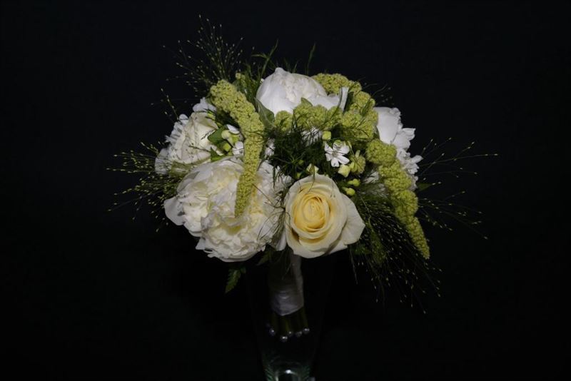 Bouquet de peonias y rosas blancas - Imagen 1