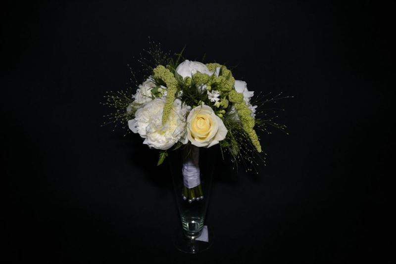 Bouquet de peonias y rosas blancas - Imagen 2