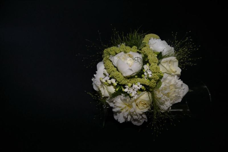 Bouquet de peonias y rosas blancas - Imagen 3