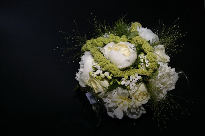Bouquet de peonias y rosas blancas - Imagen 4