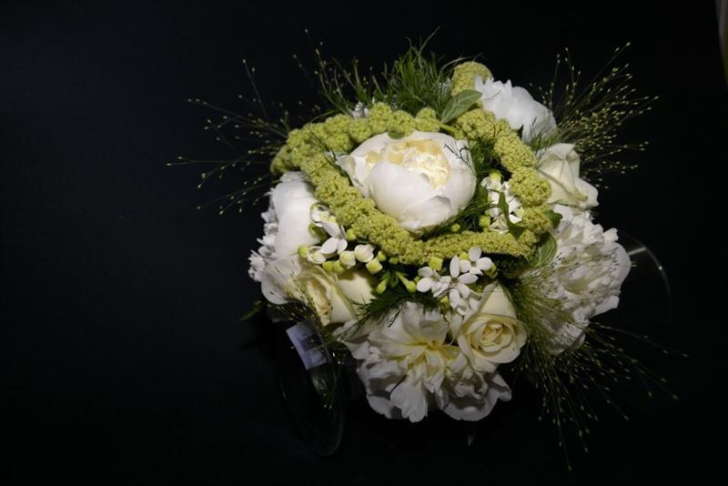 Bouquet de peonias y rosas blancas - Imagen 5