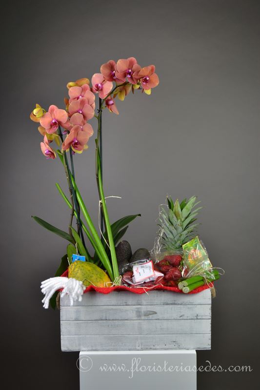 Caja con orquidea y fruta. - Imagen 1