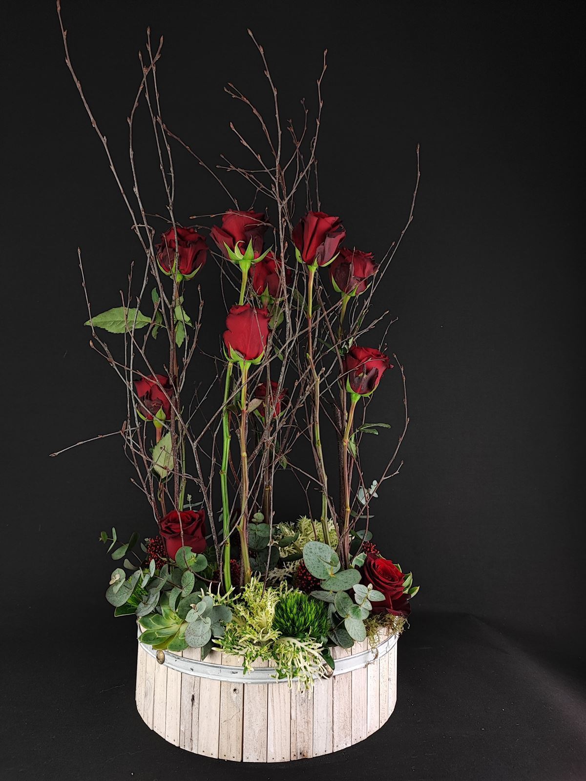 Composición de 12 rosas en base ceramica. - Imagen 1