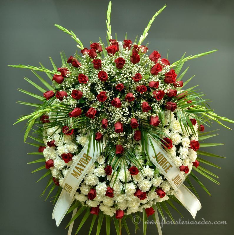 Corona roja con rosas blancas. Ref. 21B - Imagen 1