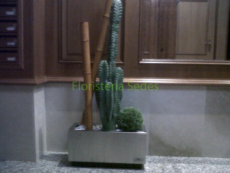 Decoración portal con jardineras inox. - Imagen 1