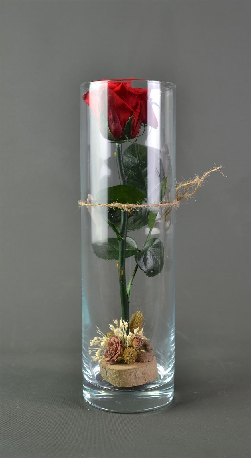 Jarrón de cristal con rosa preservada. - San Valentín.