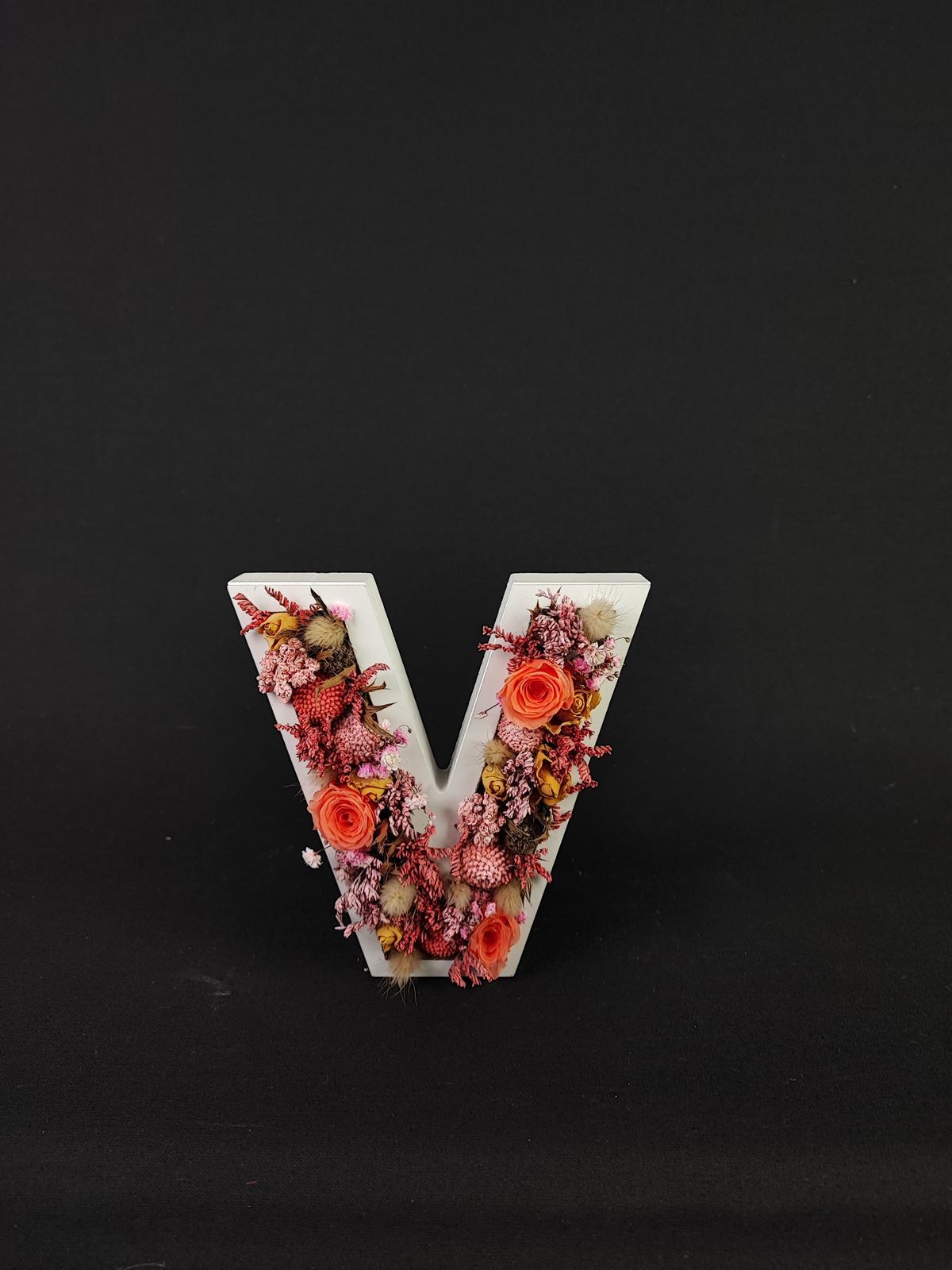 LETRA DECORADA CON FLOR SECA. - Imagen 1
