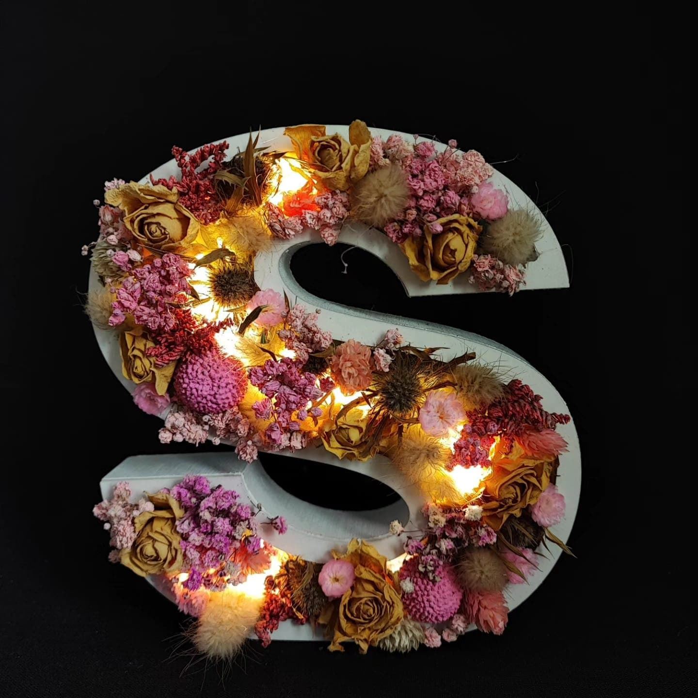 LETRA DECORADA CON FLOR SECA. - Imagen 4