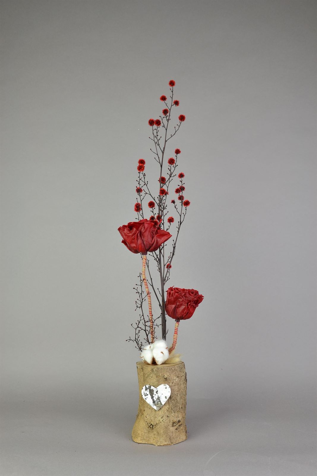 Rosa dos rosas rojas preservadas en tronco de madera. - Imagen 1