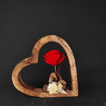 Rosa eterna roja en corazón de madera. - Imagen 1