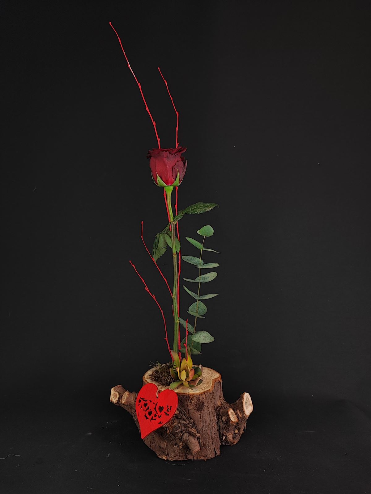 Rosa natural en tronco de madera - Imagen 1