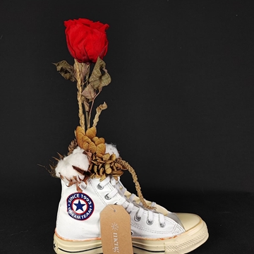 Rosa preservada en zapatilla. - Imagen 1