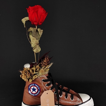 Rosa preservada en zapatilla. - Imagen 1