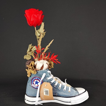 Rosa preservada en zapatilla. - Imagen 1