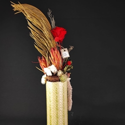 Rosa preservada roja en jarrón. - Imagen 1